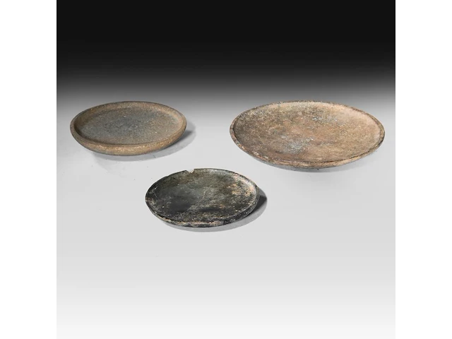 A set of three mesopotamian well-patinated schist and stone plates, syria, circa 2000-1000 bce (+) - afbeelding 2 van  6