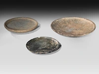 A set of three mesopotamian well-patinated schist and stone plates, syria, circa 2000-1000 bce (+) - afbeelding 2 van  6