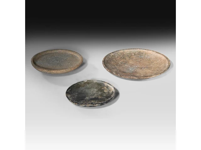 A set of three mesopotamian well-patinated schist and stone plates, syria, circa 2000-1000 bce (+) - afbeelding 3 van  6