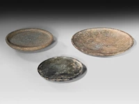 A set of three mesopotamian well-patinated schist and stone plates, syria, circa 2000-1000 bce (+) - afbeelding 3 van  6