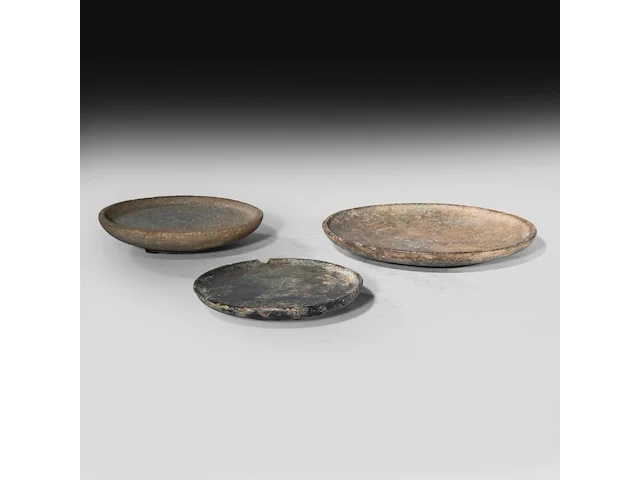 A set of three mesopotamian well-patinated schist and stone plates, syria, circa 2000-1000 bce (+) - afbeelding 4 van  6