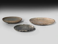 A set of three mesopotamian well-patinated schist and stone plates, syria, circa 2000-1000 bce (+) - afbeelding 4 van  6