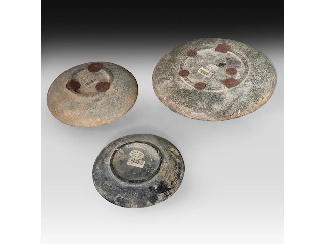 A set of three mesopotamian well-patinated schist and stone plates, syria, circa 2000-1000 bce (+) - afbeelding 5 van  6