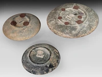 A set of three mesopotamian well-patinated schist and stone plates, syria, circa 2000-1000 bce (+) - afbeelding 5 van  6