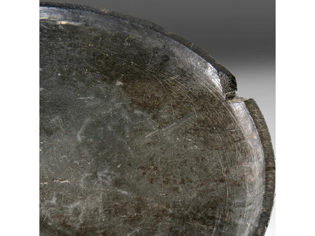 A set of three mesopotamian well-patinated schist and stone plates, syria, circa 2000-1000 bce (+) - afbeelding 6 van  6