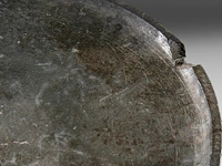 A set of three mesopotamian well-patinated schist and stone plates, syria, circa 2000-1000 bce (+) - afbeelding 6 van  6