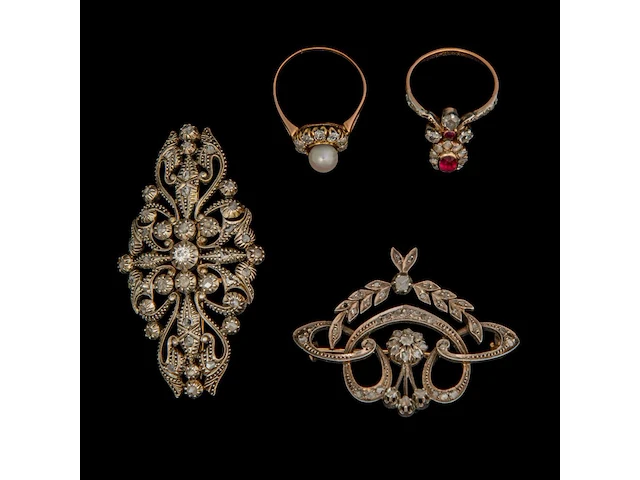 A set of two 18ct gold brooches and two 18ct gold rings, set with diamonds, total weight: 31,1 g - afbeelding 1 van  5
