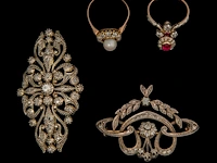 A set of two 18ct gold brooches and two 18ct gold rings, set with diamonds, total weight: 31,1 g