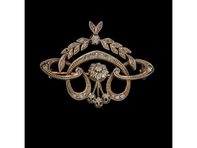 A set of two 18ct gold brooches and two 18ct gold rings, set with diamonds, total weight: 31,1 g - afbeelding 2 van  5