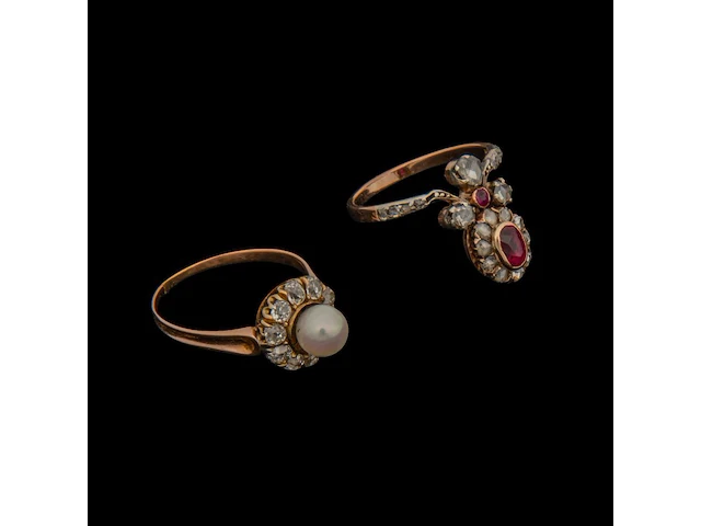 A set of two 18ct gold brooches and two 18ct gold rings, set with diamonds, total weight: 31,1 g - afbeelding 4 van  5