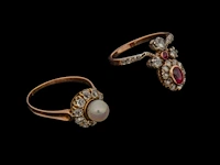 A set of two 18ct gold brooches and two 18ct gold rings, set with diamonds, total weight: 31,1 g - afbeelding 4 van  5