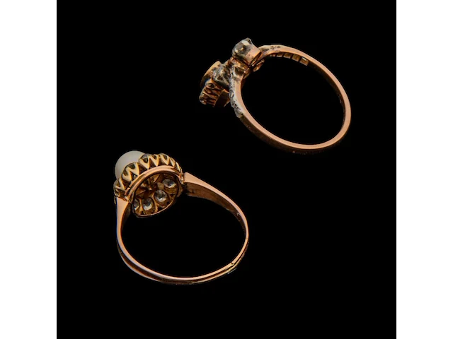 A set of two 18ct gold brooches and two 18ct gold rings, set with diamonds, total weight: 31,1 g - afbeelding 5 van  5