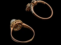 A set of two 18ct gold brooches and two 18ct gold rings, set with diamonds, total weight: 31,1 g - afbeelding 5 van  5