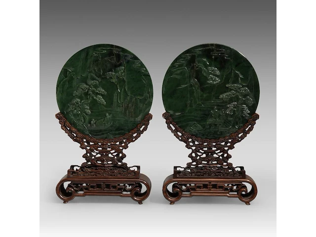 A set of two chinese green jade 'figures in a mountainous landscape' round plaques, fitted as table screens, total h 32,5 cm - afbeelding 1 van  7