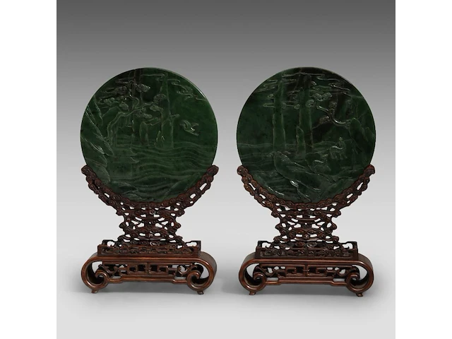 A set of two chinese green jade 'figures in a mountainous landscape' round plaques, fitted as table screens, total h 32,5 cm - afbeelding 2 van  7