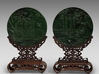 A set of two chinese green jade 'figures in a mountainous landscape' round plaques, fitted as table screens, total h 32,5 cm - afbeelding 2 van  7