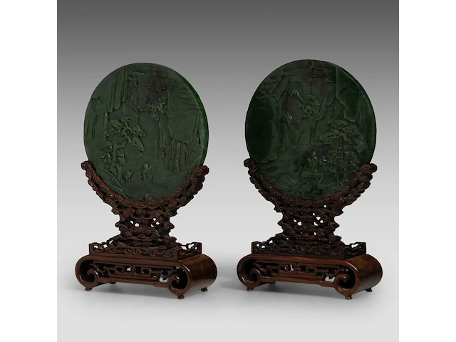 A set of two chinese green jade 'figures in a mountainous landscape' round plaques, fitted as table screens, total h 32,5 cm - afbeelding 3 van  7