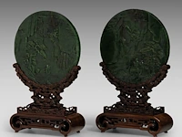 A set of two chinese green jade 'figures in a mountainous landscape' round plaques, fitted as table screens, total h 32,5 cm - afbeelding 3 van  7