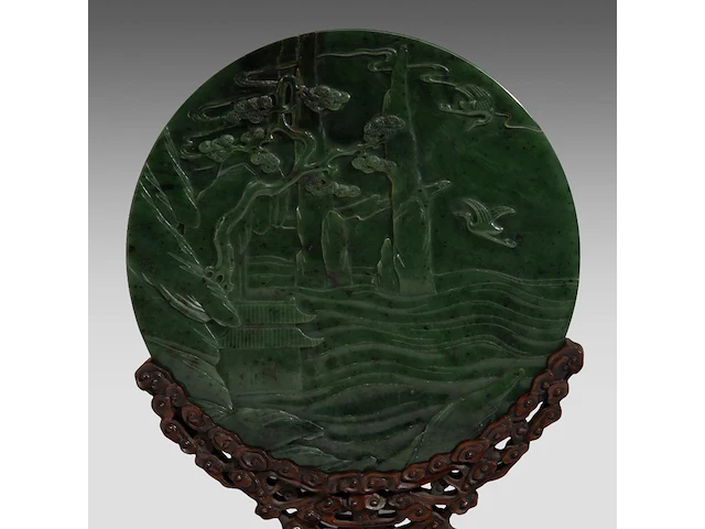 A set of two chinese green jade 'figures in a mountainous landscape' round plaques, fitted as table screens, total h 32,5 cm - afbeelding 4 van  7
