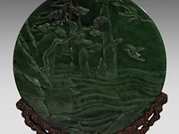 A set of two chinese green jade 'figures in a mountainous landscape' round plaques, fitted as table screens, total h 32,5 cm - afbeelding 4 van  7