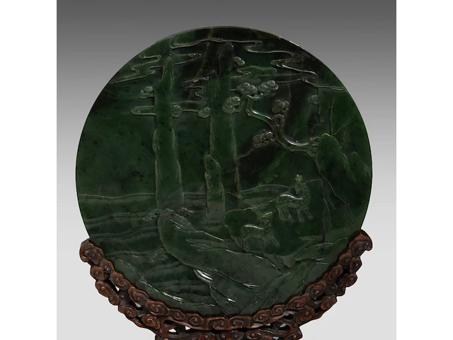 A set of two chinese green jade 'figures in a mountainous landscape' round plaques, fitted as table screens, total h 32,5 cm - afbeelding 5 van  7