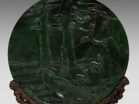A set of two chinese green jade 'figures in a mountainous landscape' round plaques, fitted as table screens, total h 32,5 cm - afbeelding 5 van  7