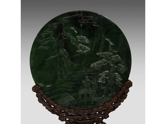 A set of two chinese green jade 'figures in a mountainous landscape' round plaques, fitted as table screens, total h 32,5 cm - afbeelding 6 van  7