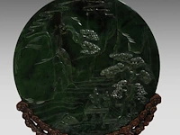 A set of two chinese green jade 'figures in a mountainous landscape' round plaques, fitted as table screens, total h 32,5 cm - afbeelding 6 van  7