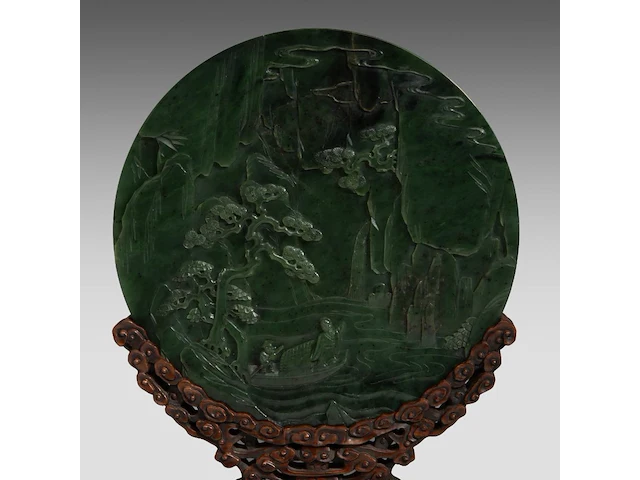 A set of two chinese green jade 'figures in a mountainous landscape' round plaques, fitted as table screens, total h 32,5 cm - afbeelding 7 van  7