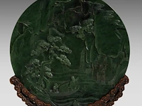 A set of two chinese green jade 'figures in a mountainous landscape' round plaques, fitted as table screens, total h 32,5 cm - afbeelding 7 van  7