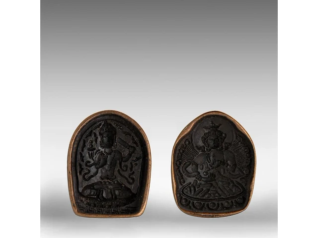 A set of two tibetan bronze tsa tsa mould seals, one depicting manjushri, the other possibly samantabhadra/avalokitesvara, 19thc, h 14 - 14,6 cm - afbeelding 2 van  8
