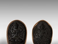 A set of two tibetan bronze tsa tsa mould seals, one depicting manjushri, the other possibly samantabhadra/avalokitesvara, 19thc, h 14 - 14,6 cm - afbeelding 2 van  8