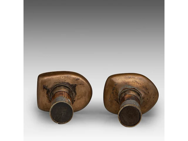 A set of two tibetan bronze tsa tsa mould seals, one depicting manjushri, the other possibly samantabhadra/avalokitesvara, 19thc, h 14 - 14,6 cm - afbeelding 7 van  8