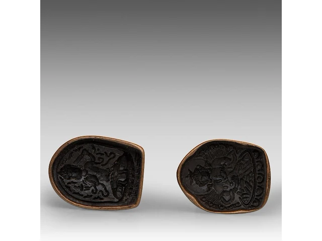 A set of two tibetan bronze tsa tsa mould seals, one depicting manjushri, the other possibly samantabhadra/avalokitesvara, 19thc, h 14 - 14,6 cm - afbeelding 8 van  8