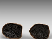 A set of two tibetan bronze tsa tsa mould seals, one depicting manjushri, the other possibly samantabhadra/avalokitesvara, 19thc, h 14 - 14,6 cm - afbeelding 8 van  8