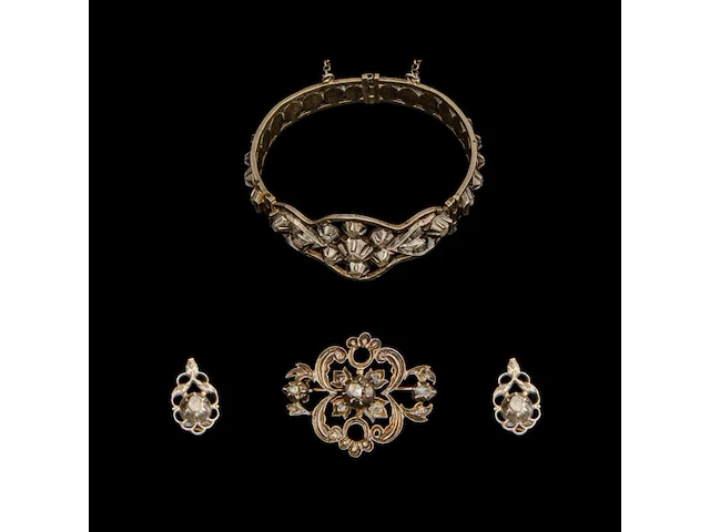 A silver bracelet, a brooch and a pair of earrings, set with diamonds, total weight: ca 55,7 g - afbeelding 1 van  7