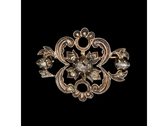 A silver bracelet, a brooch and a pair of earrings, set with diamonds, total weight: ca 55,7 g - afbeelding 2 van  7