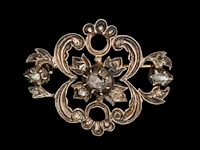 A silver bracelet, a brooch and a pair of earrings, set with diamonds, total weight: ca 55,7 g - afbeelding 2 van  7