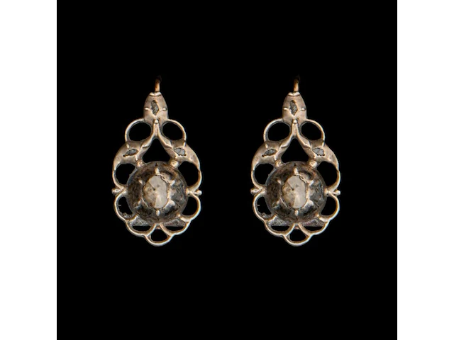 A silver bracelet, a brooch and a pair of earrings, set with diamonds, total weight: ca 55,7 g - afbeelding 3 van  7