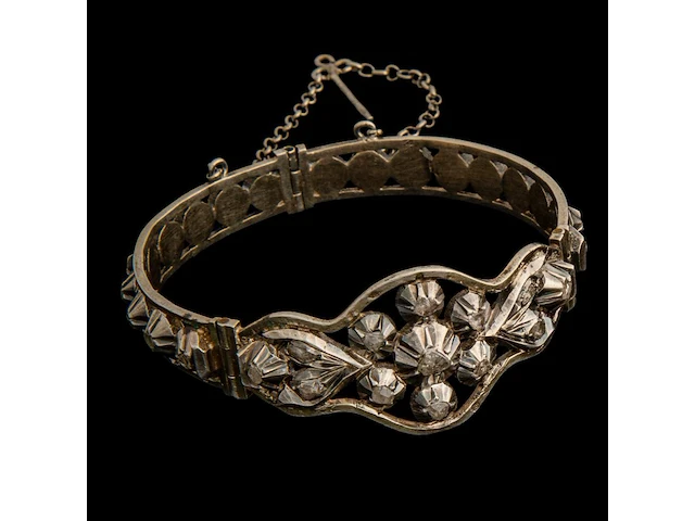A silver bracelet, a brooch and a pair of earrings, set with diamonds, total weight: ca 55,7 g - afbeelding 4 van  7