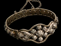 A silver bracelet, a brooch and a pair of earrings, set with diamonds, total weight: ca 55,7 g - afbeelding 4 van  7