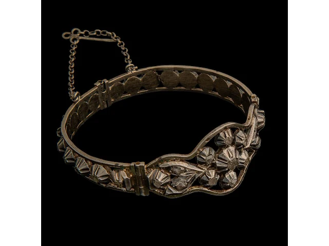 A silver bracelet, a brooch and a pair of earrings, set with diamonds, total weight: ca 55,7 g - afbeelding 5 van  7