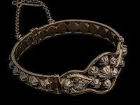A silver bracelet, a brooch and a pair of earrings, set with diamonds, total weight: ca 55,7 g - afbeelding 5 van  7