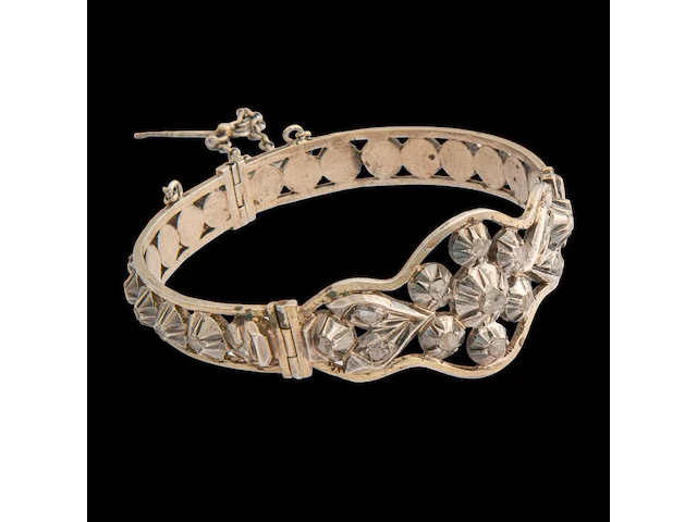 A silver bracelet, a brooch and a pair of earrings, set with diamonds, total weight: ca 55,7 g - afbeelding 6 van  7