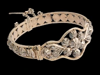 A silver bracelet, a brooch and a pair of earrings, set with diamonds, total weight: ca 55,7 g - afbeelding 6 van  7