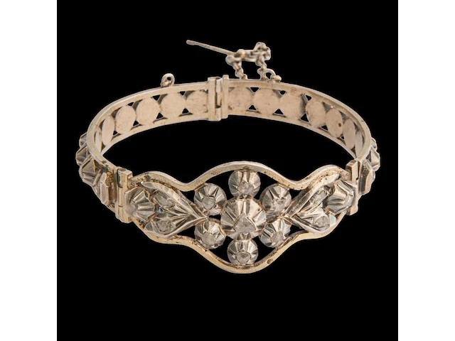 A silver bracelet, a brooch and a pair of earrings, set with diamonds, total weight: ca 55,7 g - afbeelding 7 van  7