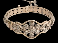 A silver bracelet, a brooch and a pair of earrings, set with diamonds, total weight: ca 55,7 g - afbeelding 7 van  7