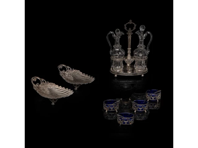 A silver oil and vinegar, two footed trays and a set of four salts and mustard, total weight: 1469 g - afbeelding 1 van  10