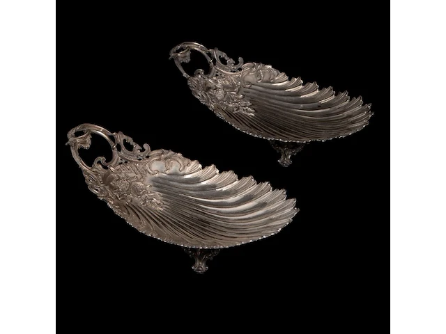 A silver oil and vinegar, two footed trays and a set of four salts and mustard, total weight: 1469 g - afbeelding 3 van  10