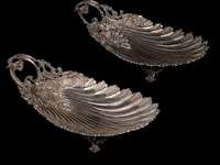 A silver oil and vinegar, two footed trays and a set of four salts and mustard, total weight: 1469 g - afbeelding 3 van  10